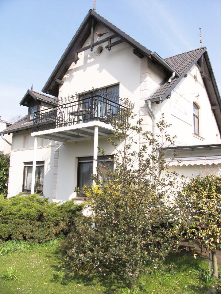 Blick auf die Pension und Ferienwohnungen "De Strandloeper" in Prerow
